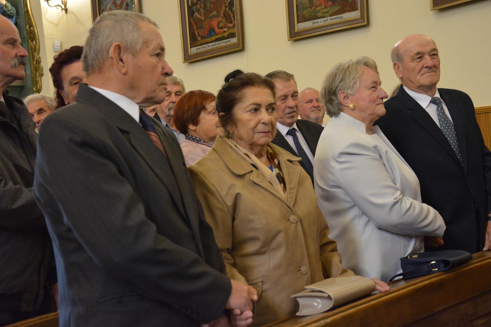 Zdjęcie przedstawiające jubilatów uczestniczących w mszy świętej w ich intencji