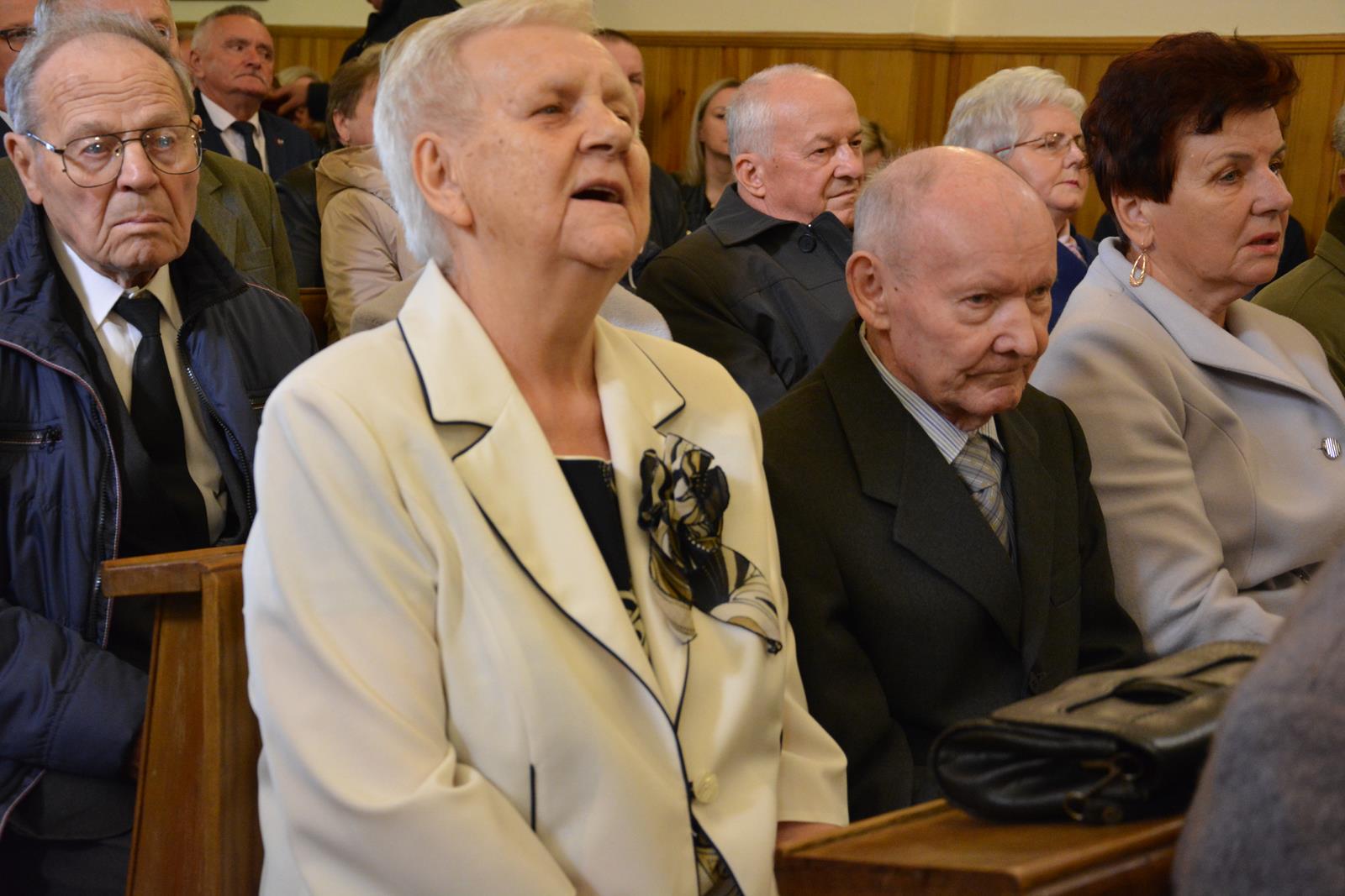 Zdjęcie przedstawiające jubilatów uczestniczących w mszy świętej w ich intencji