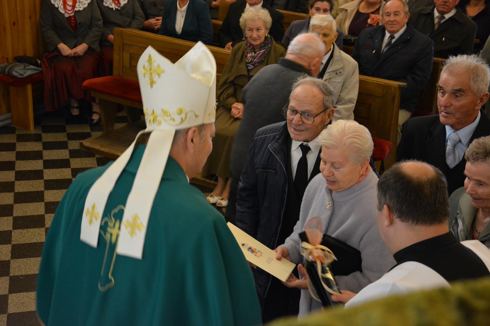 Zdjęcie przedstawiające jubilatów uczestniczących w mszy świętej w ich intencji