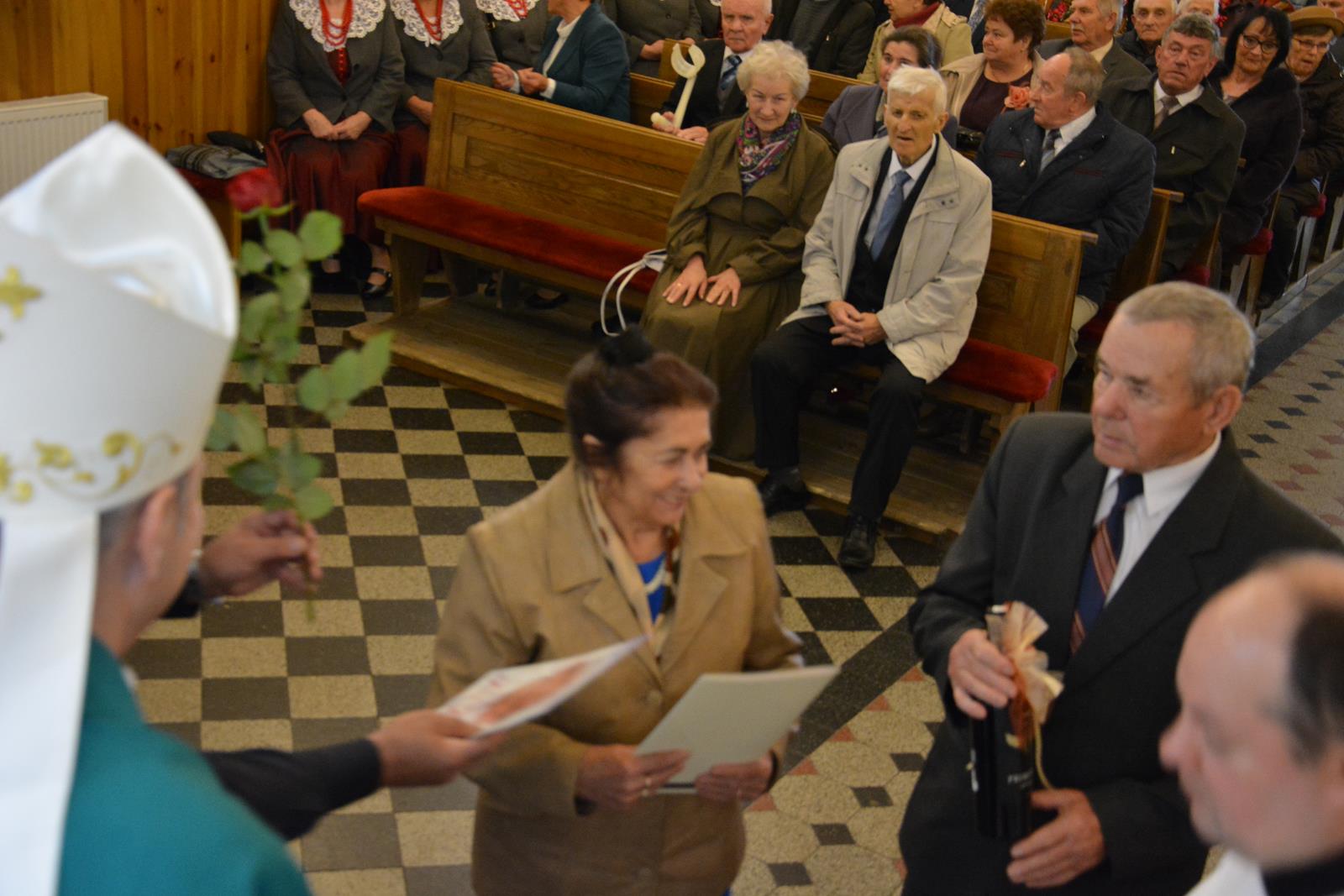 Zdjęcie przedstawiające jubilatów uczestniczących w mszy świętej w ich intencji
