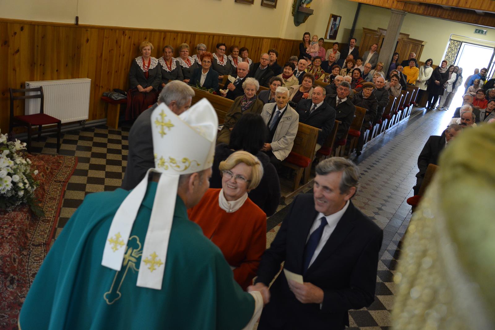 Zdjęcie przedstawiające jubilatów uczestniczących w mszy świętej w ich intencji