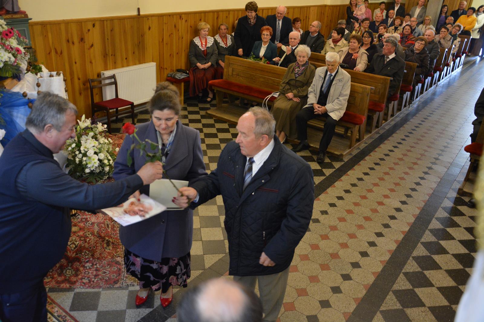 Zdjęcie przedstawiające jubilatów uczestniczących w mszy świętej w ich intencji