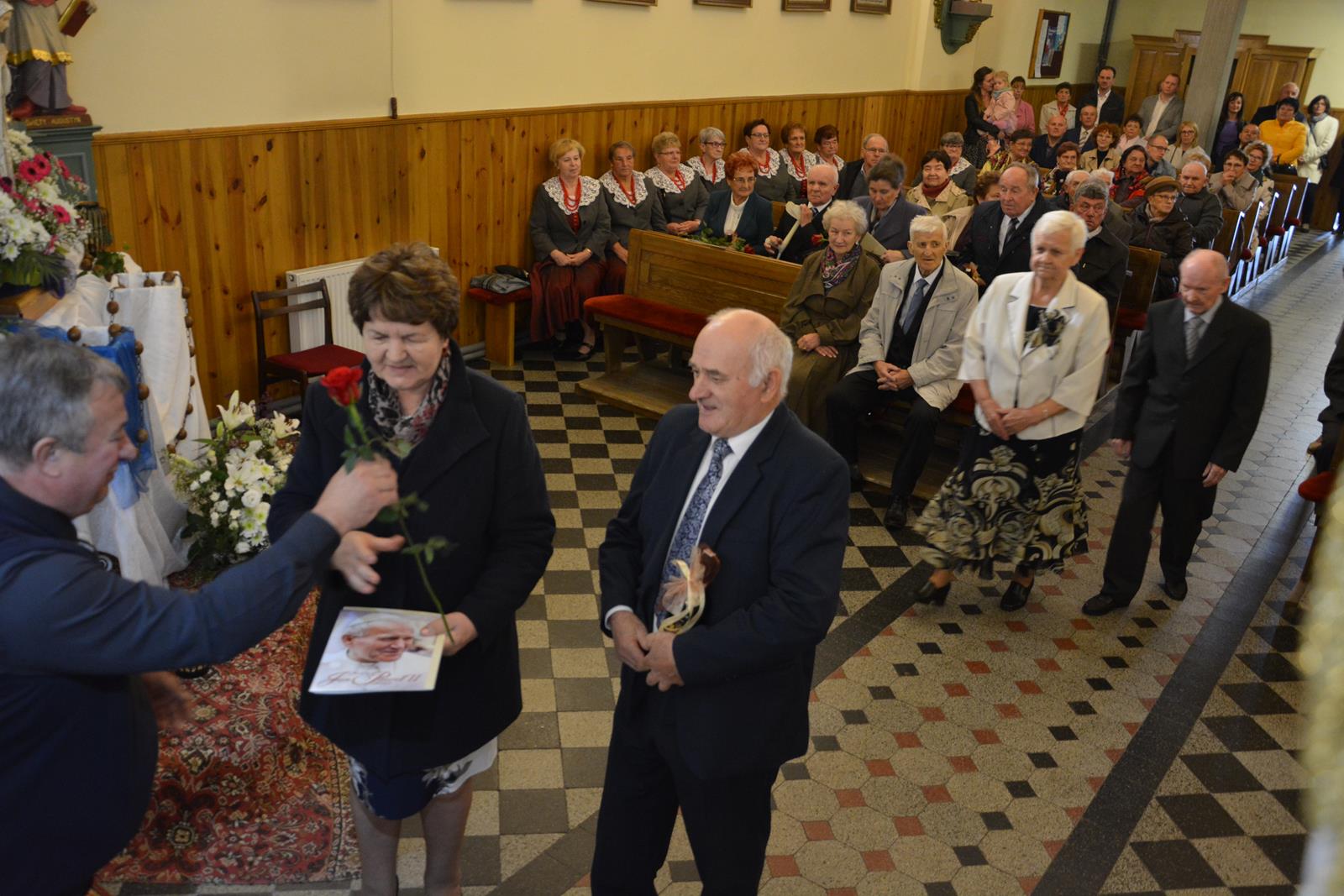 Zdjęcie przedstawiające jubilatów uczestniczących w mszy świętej w ich intencji