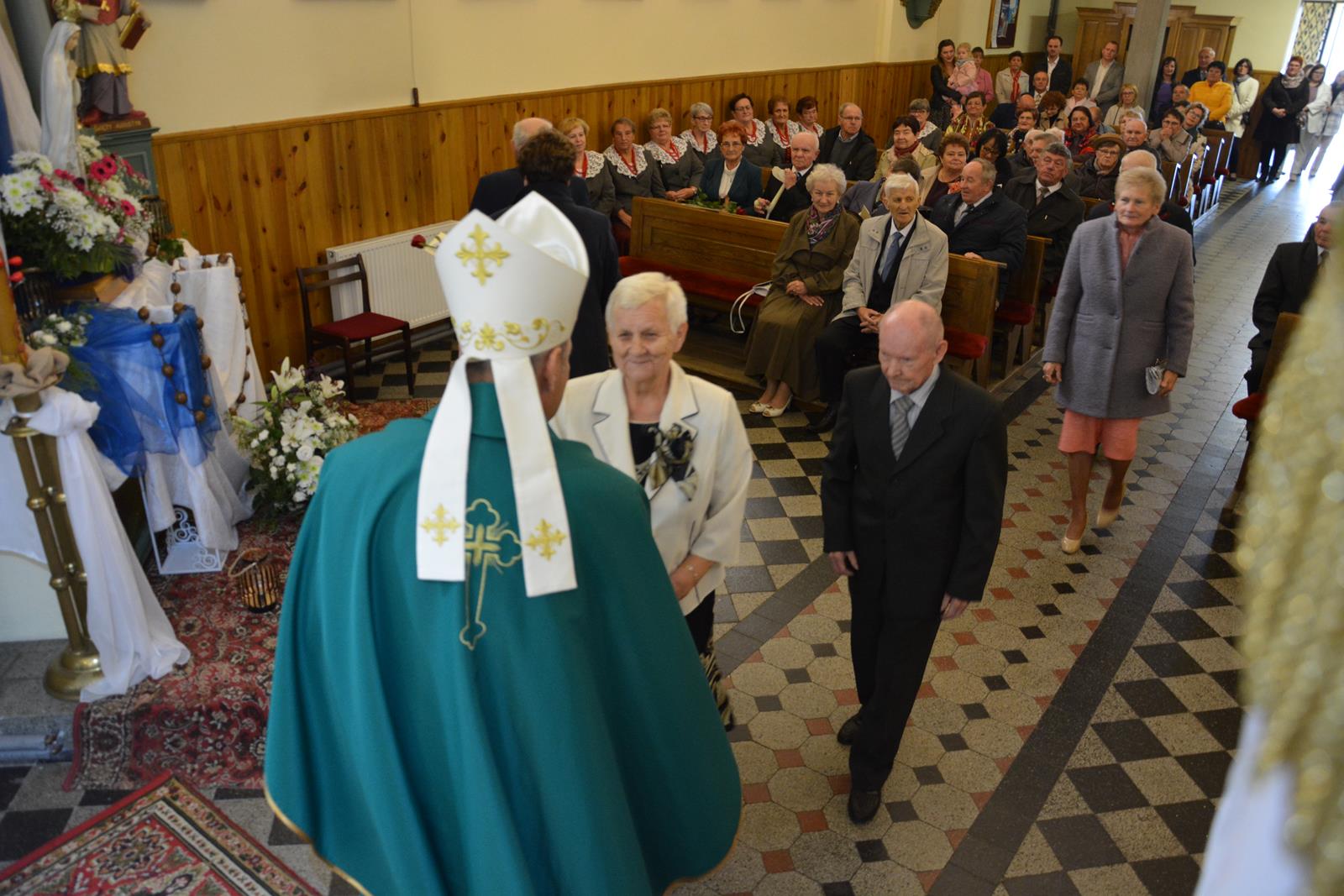 Zdjęcie przedstawiające jubilatów uczestniczących w mszy świętej w ich intencji