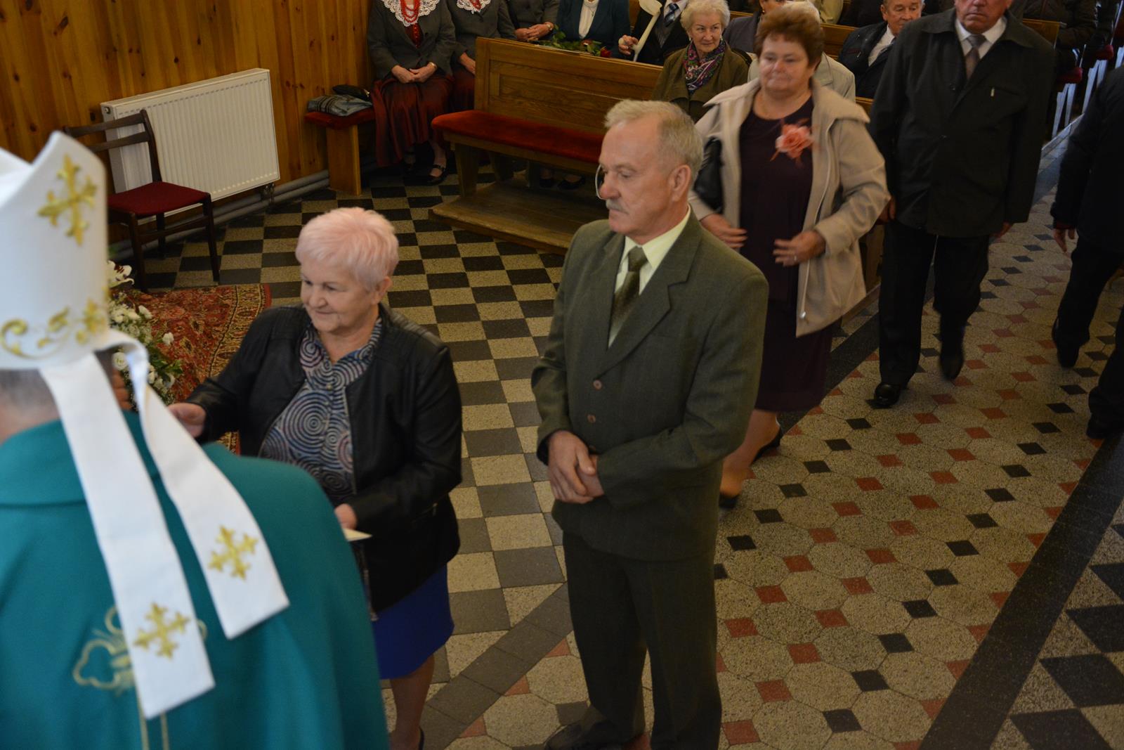 Zdjęcie przedstawiające jubilatów uczestniczących w mszy świętej w ich intencji