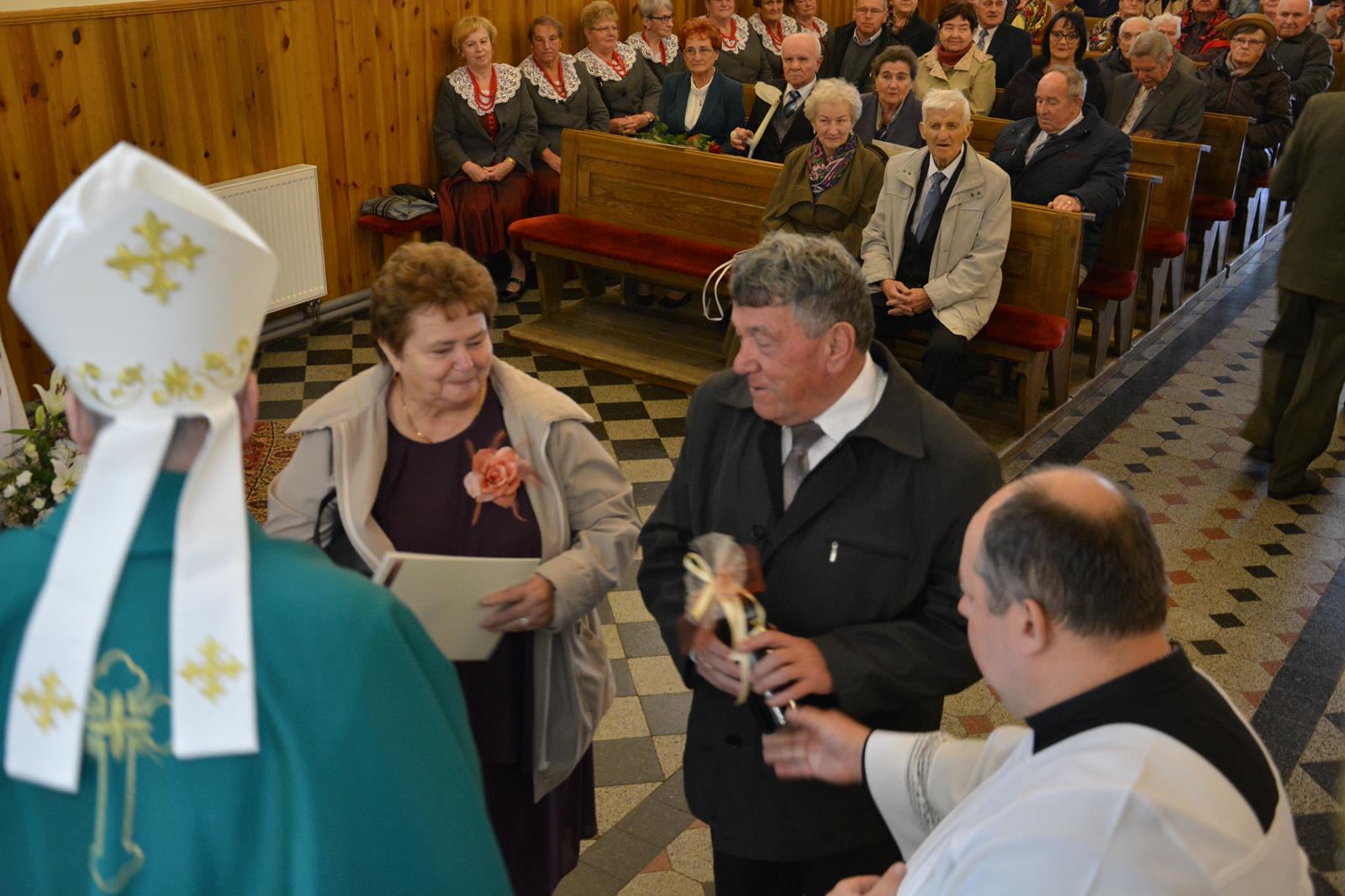Zdjęcie przedstawiające jubilatów uczestniczących w mszy świętej w ich intencji