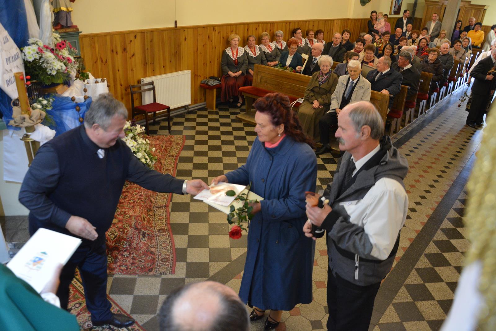 Zdjęcie przedstawiające jubilatów uczestniczących w mszy świętej w ich intencji