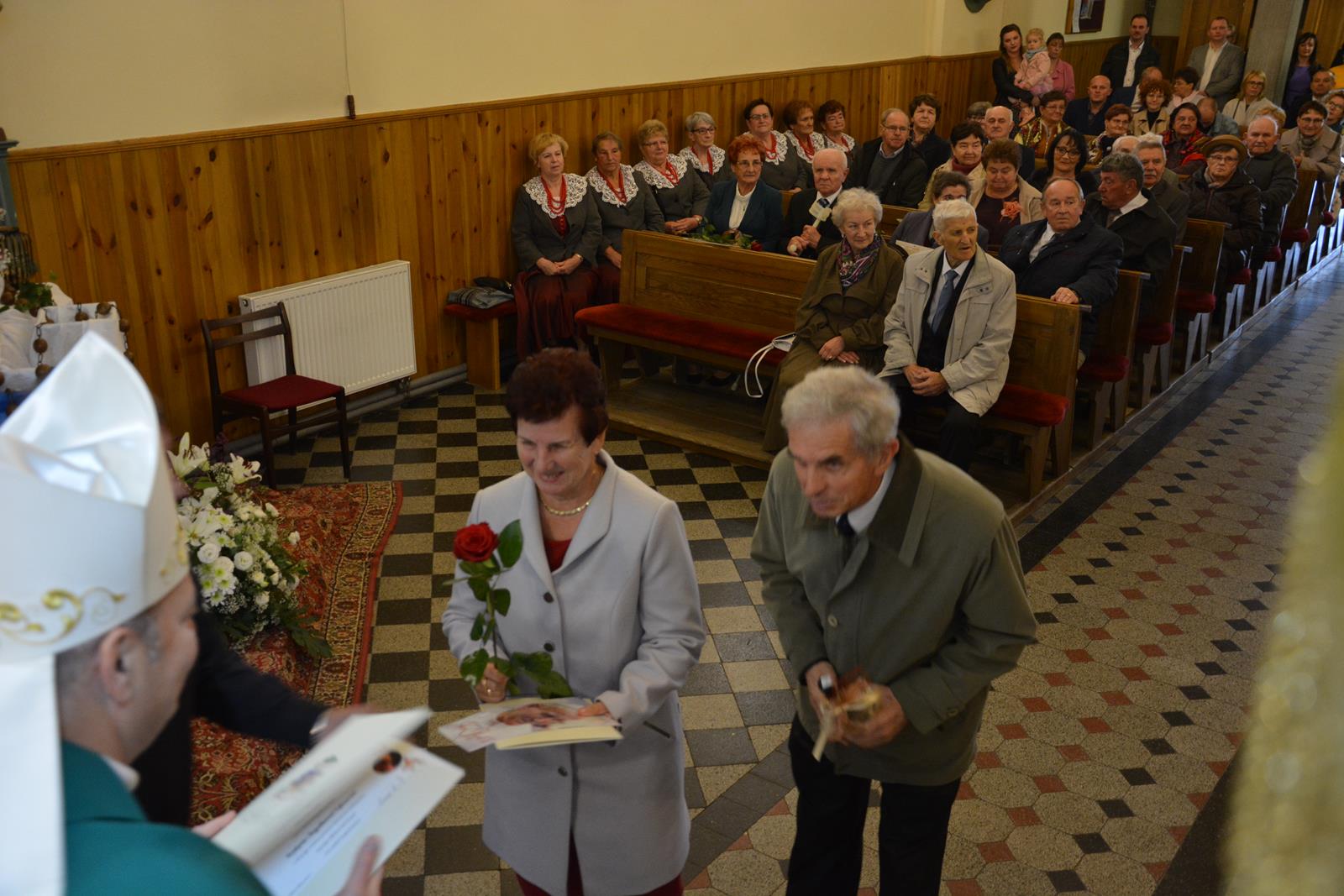 Zdjęcie przedstawiające jubilatów uczestniczących w mszy świętej w ich intencji