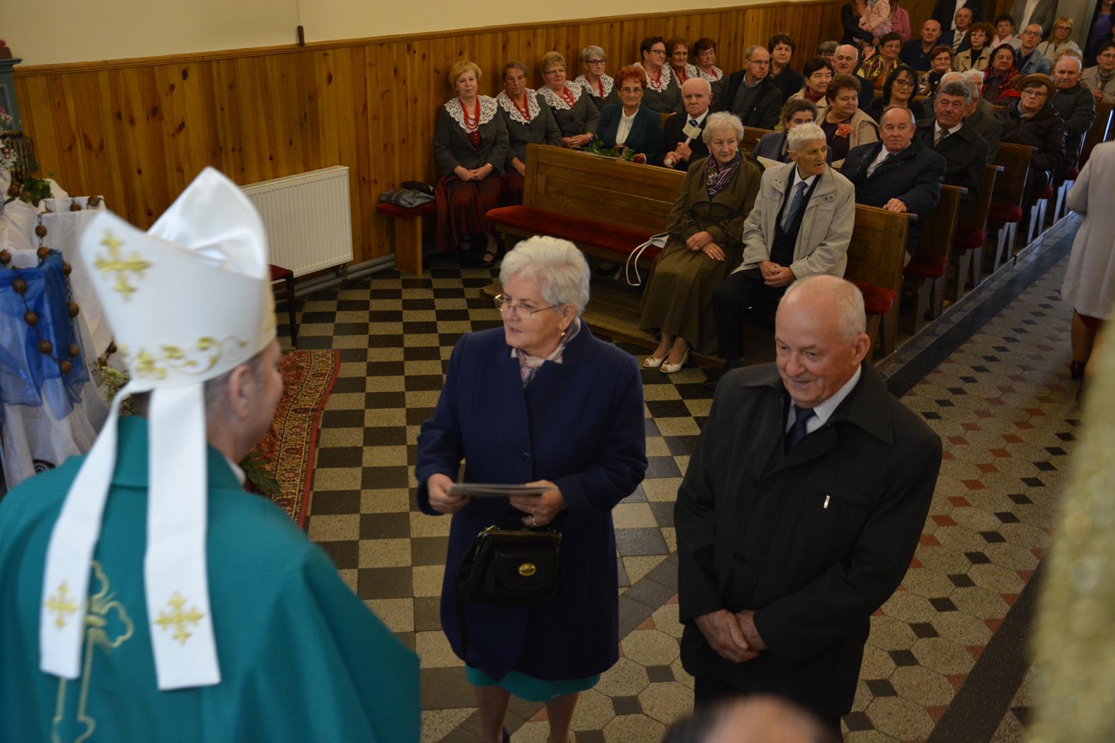 Zdjęcie przedstawiające jubilatów uczestniczących w mszy świętej w ich intencji