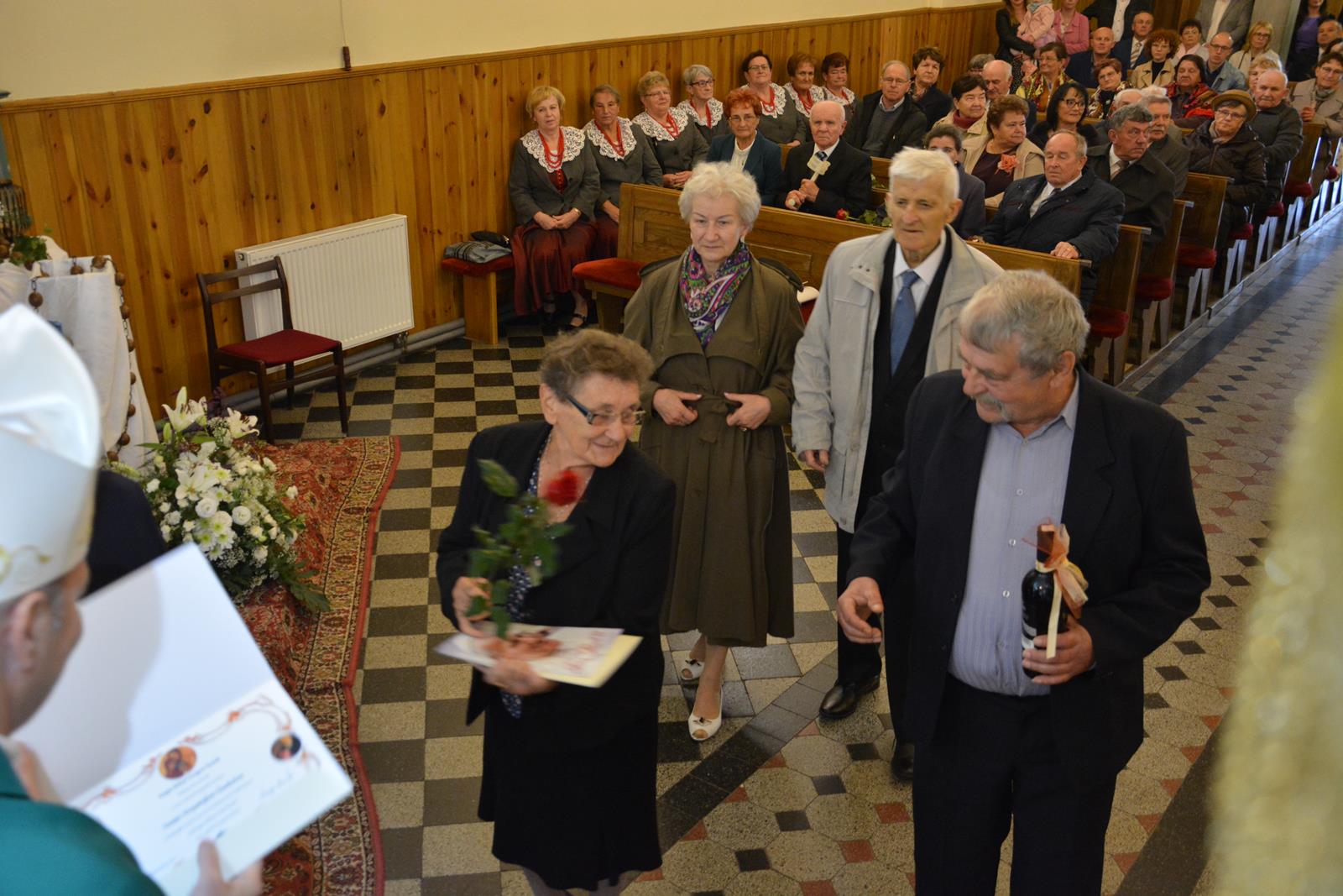 Zdjęcie przedstawiające jubilatów uczestniczących w mszy świętej w ich intencji