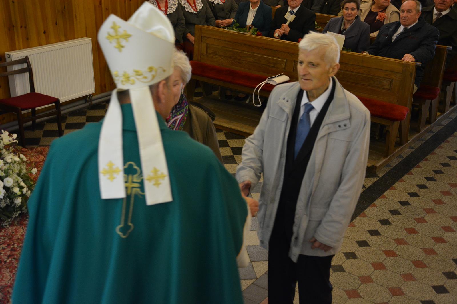 Zdjęcie przedstawiające jubilatów uczestniczących w mszy świętej w ich intencji