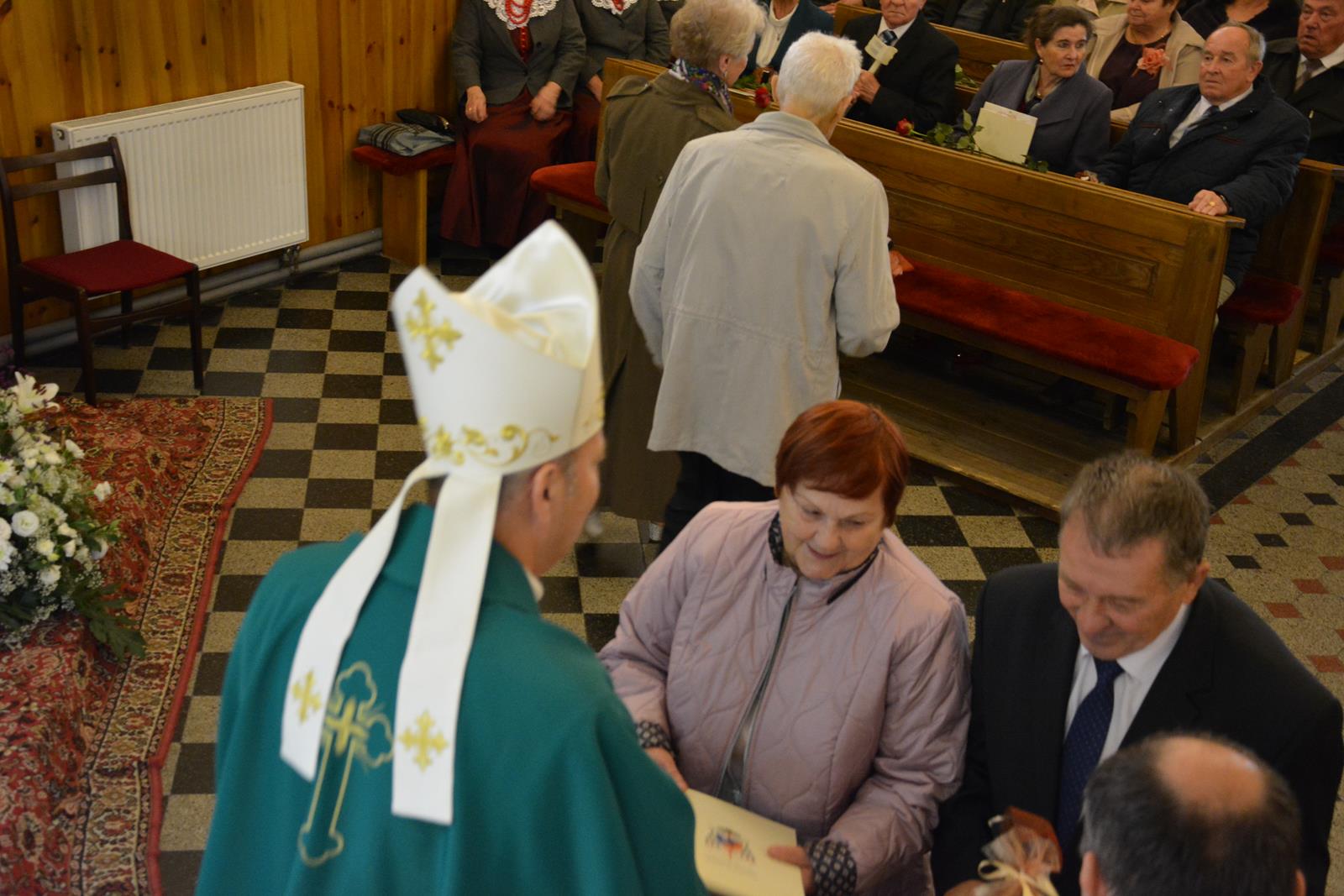 Zdjęcie przedstawiające jubilatów uczestniczących w mszy świętej w ich intencji