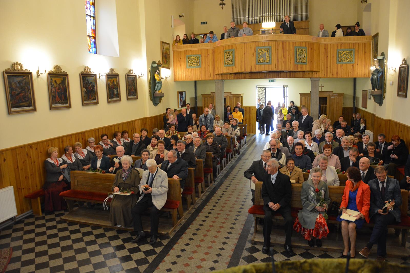Zdjęcie przedstawiające jubilatów uczestniczących w mszy świętej w ich intencji