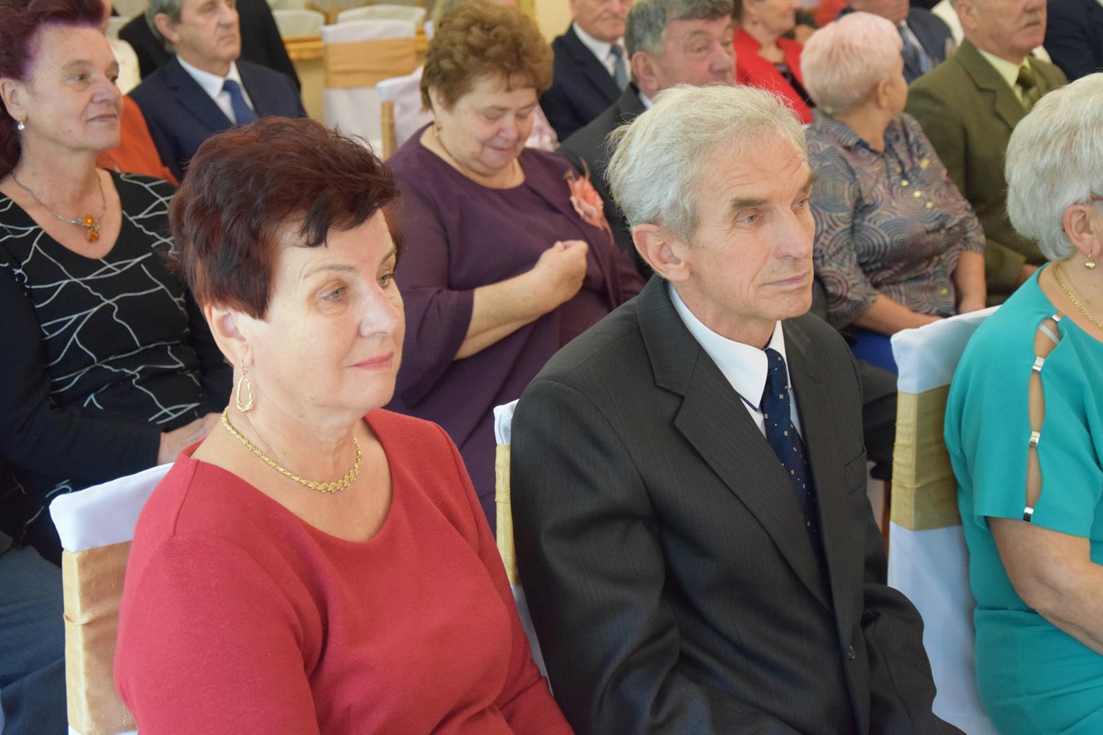 Zdjęcie przedstawiające jubilatów podczas uroczystości na sali pol-trans catering