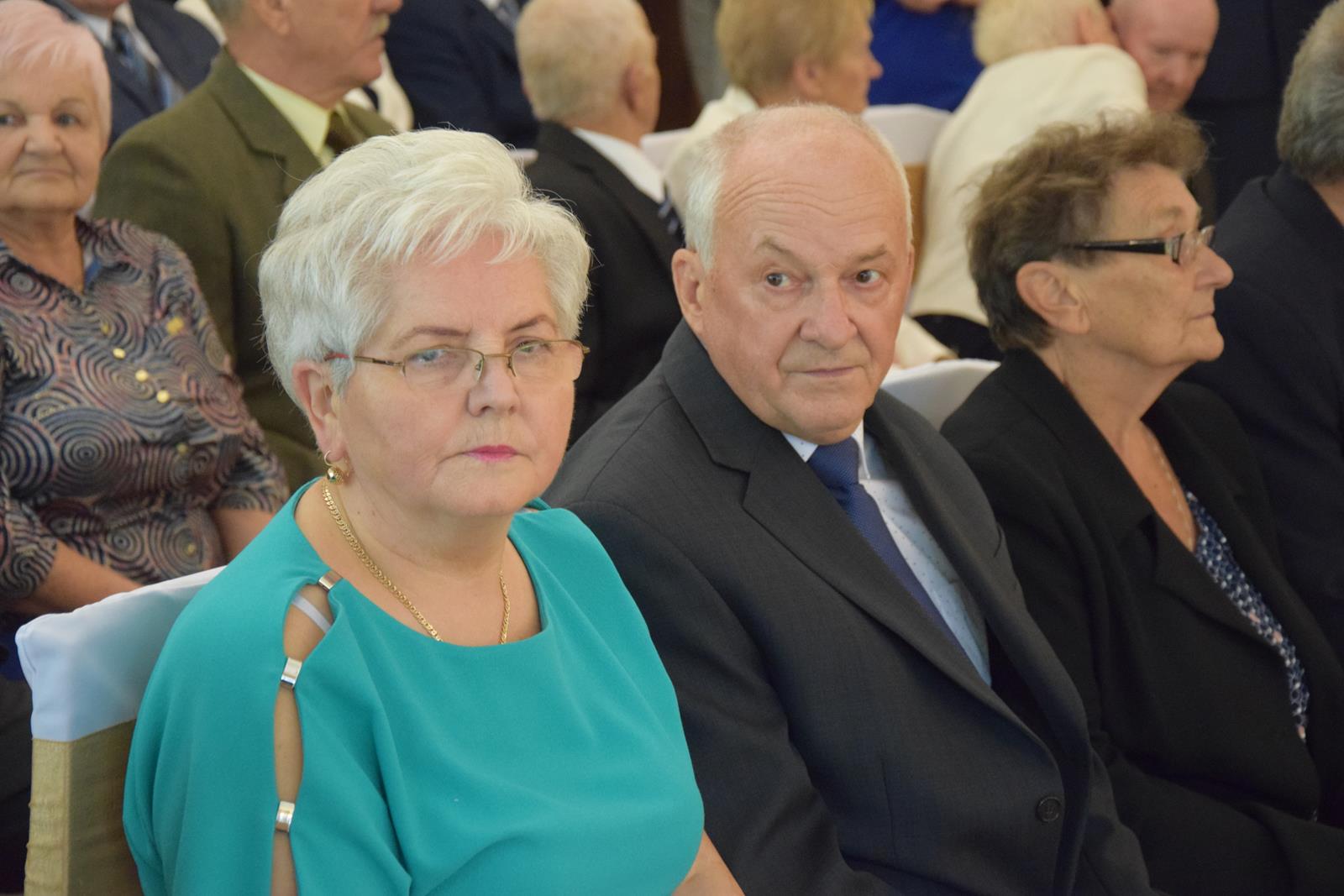 Zdjęcie przedstawiające jubilatów podczas uroczystości na sali pol-trans catering