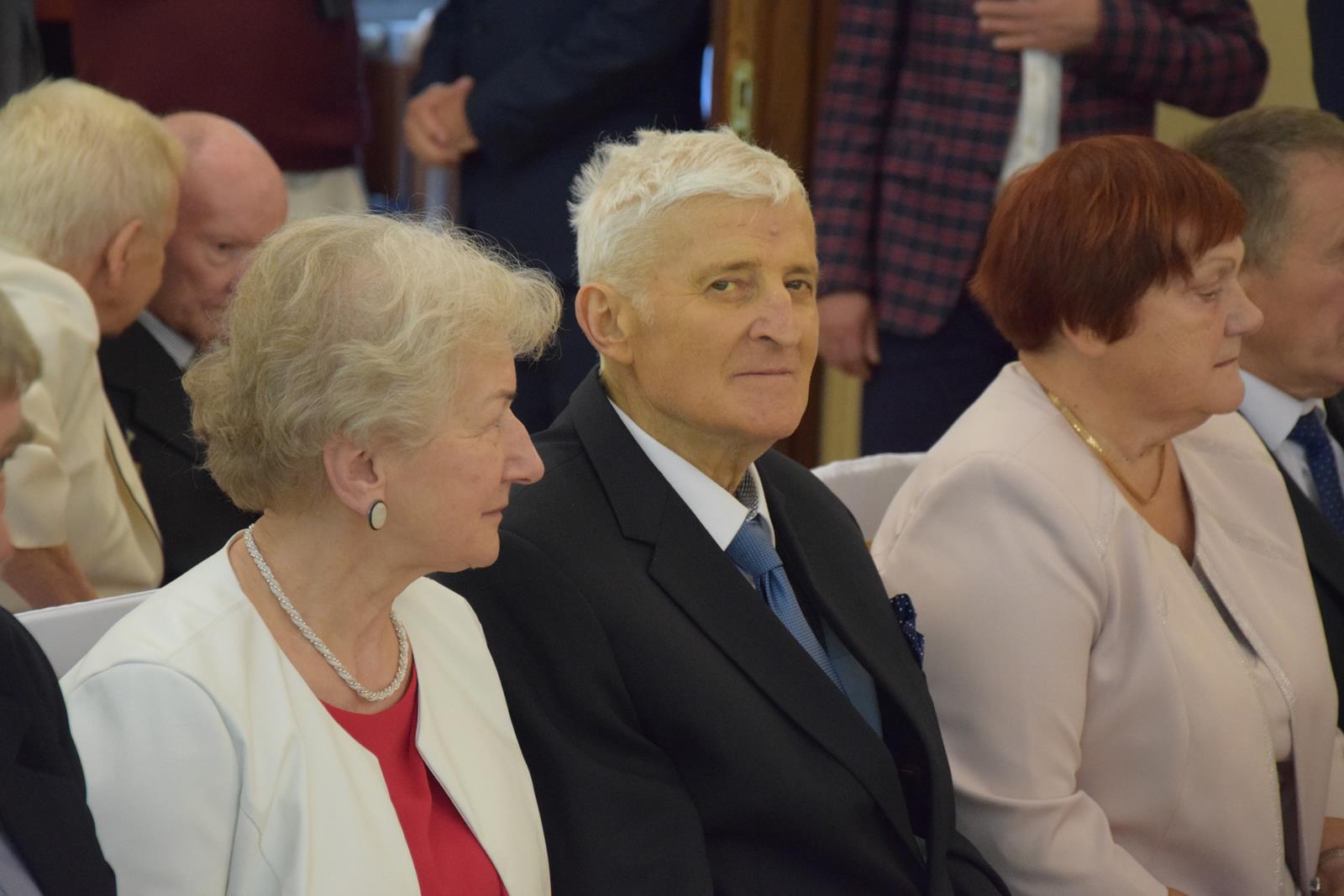 Zdjęcie przedstawiające jubilatów podczas uroczystości na sali pol-trans catering