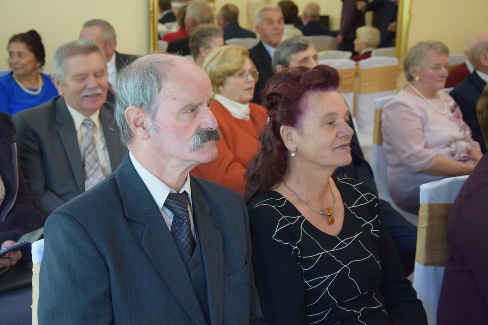 Zdjęcie przedstawiające jubilatów podczas uroczystości na sali pol-trans catering