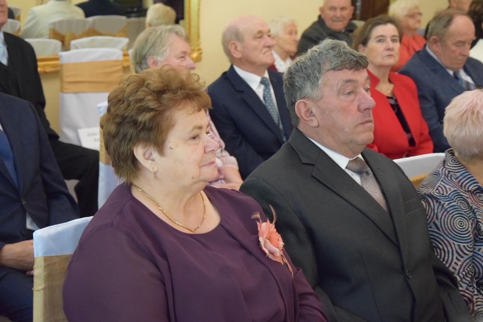 Zdjęcie przedstawiające jubilatów podczas uroczystości na sali pol-trans catering