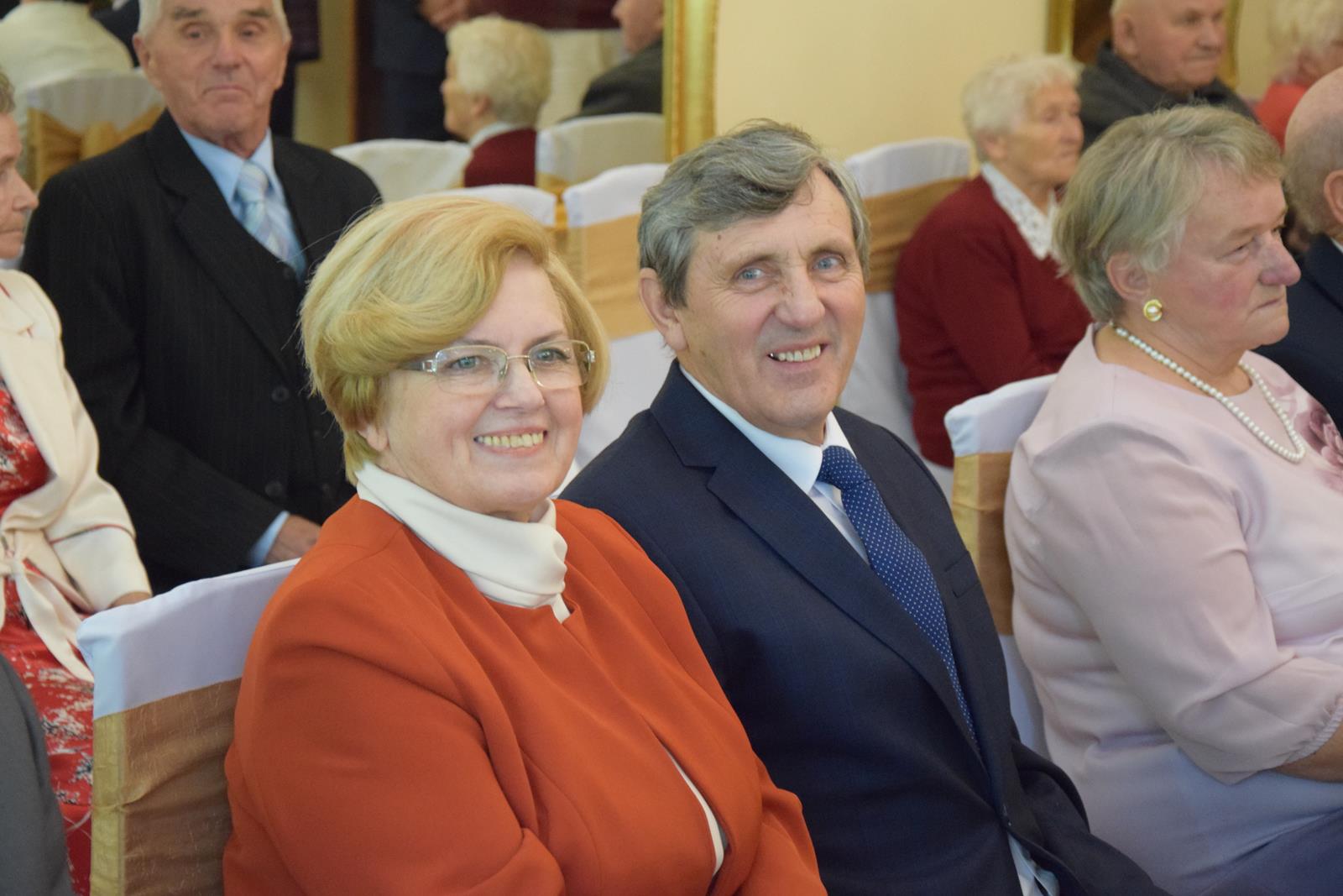 Zdjęcie przedstawiające jubilatów podczas uroczystości na sali pol-trans catering