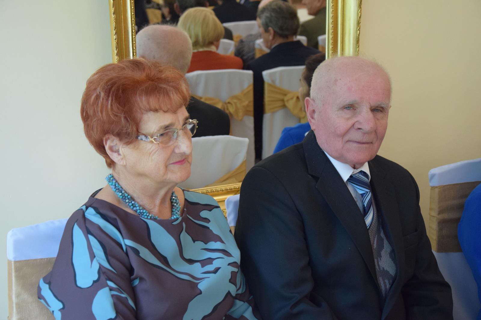 Zdjęcie przedstawiające jubilatów podczas uroczystości na sali pol-trans catering