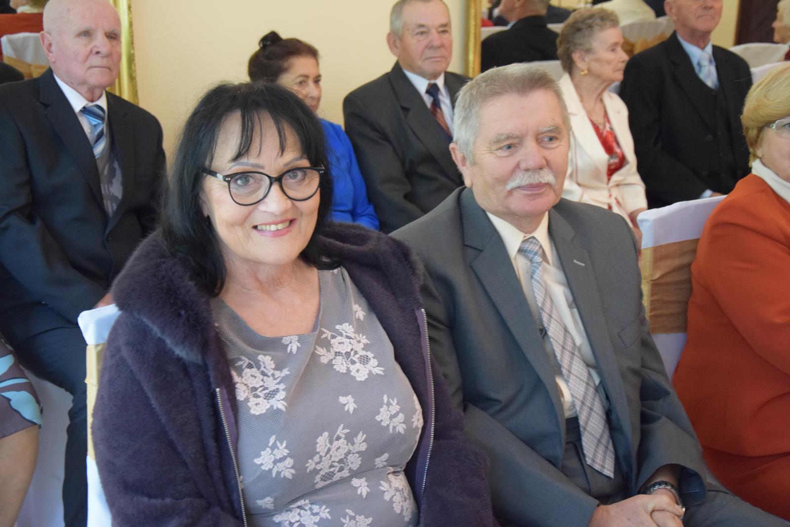 Zdjęcie przedstawiające jubilatów podczas uroczystości na sali pol-trans catering