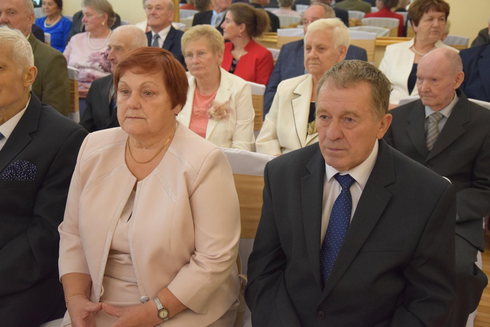 Zdjęcie przedstawiające jubilatów podczas uroczystości na sali pol-trans catering