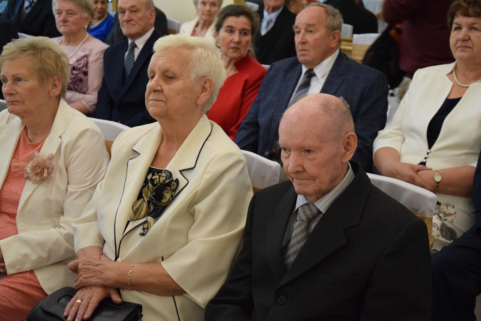 Zdjęcie przedstawiające jubilatów podczas uroczystości na sali pol-trans catering