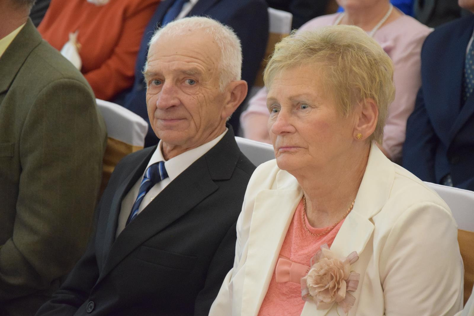 Zdjęcie przedstawiające jubilatów podczas uroczystości na sali pol-trans catering