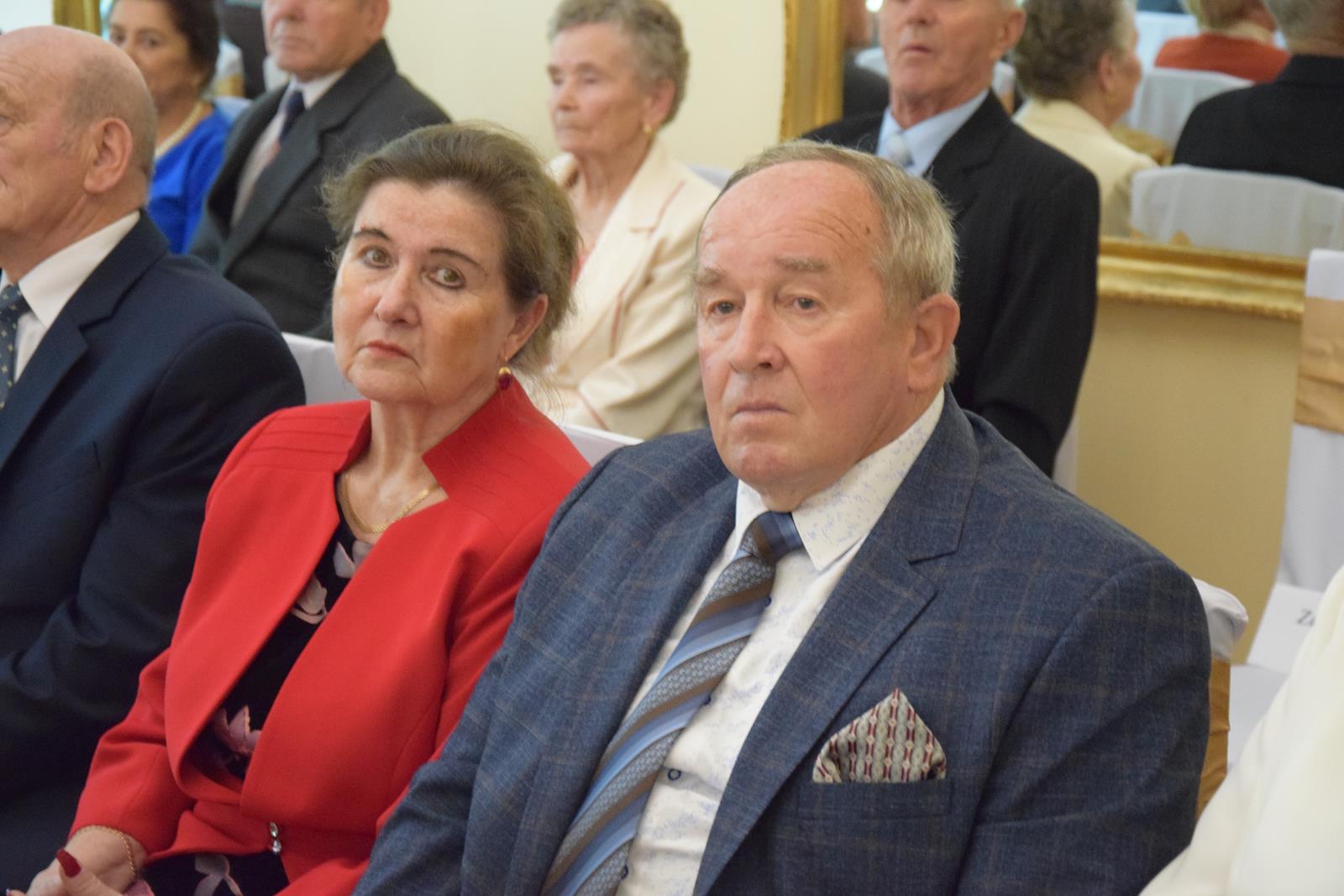 Zdjęcie przedstawiające jubilatów podczas uroczystości na sali pol-trans catering