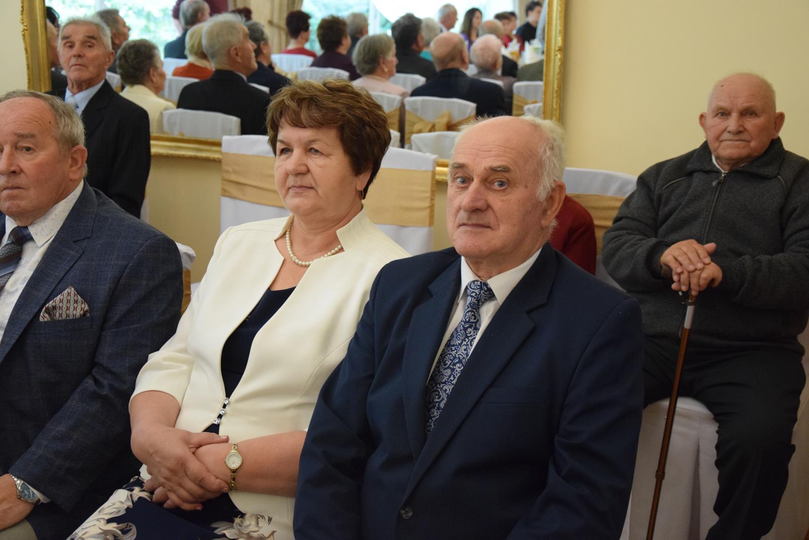 Zdjęcie przedstawiające jubilatów podczas uroczystości na sali pol-trans catering