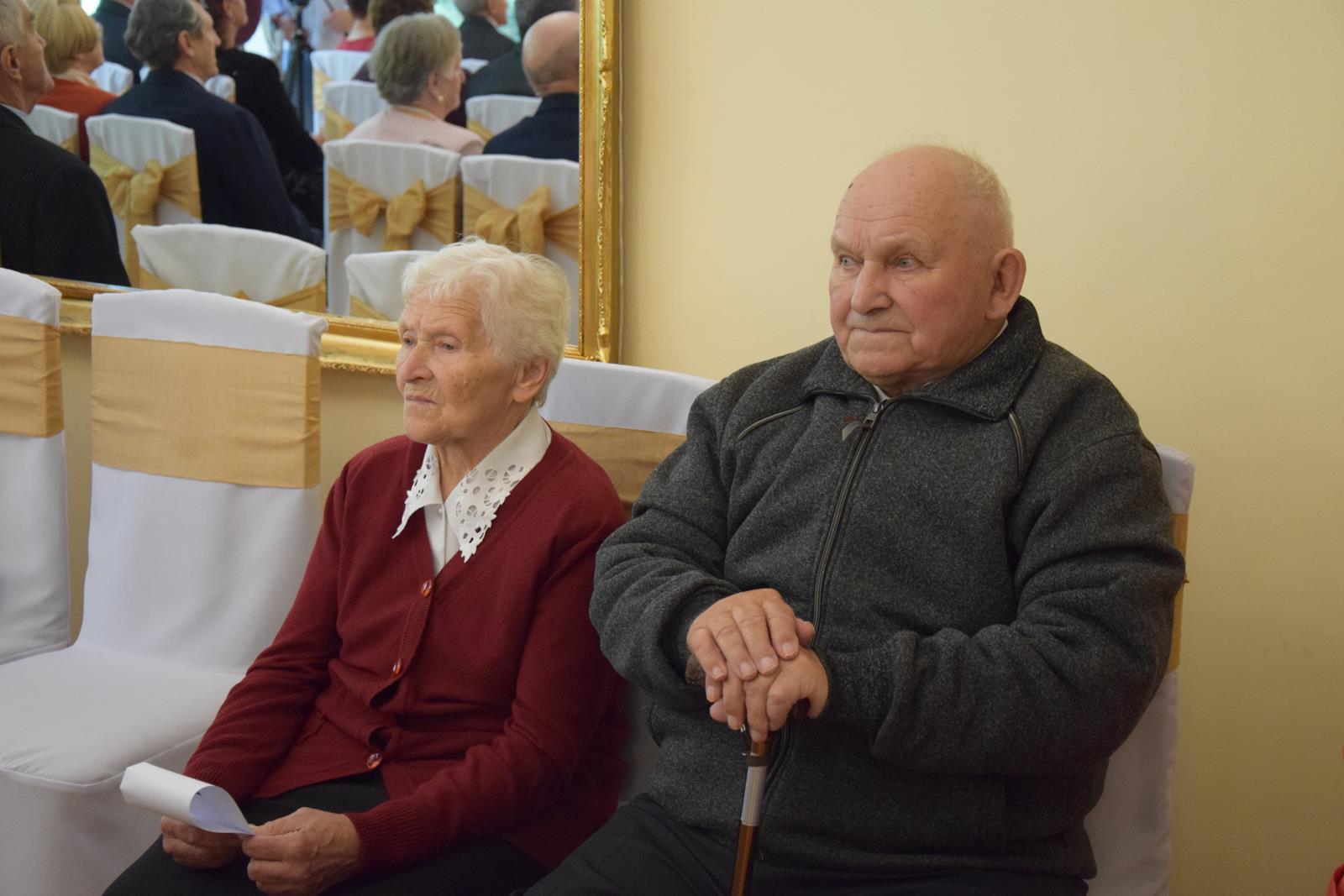 Zdjęcie przedstawiające jubilatów podczas uroczystości na sali pol-trans catering