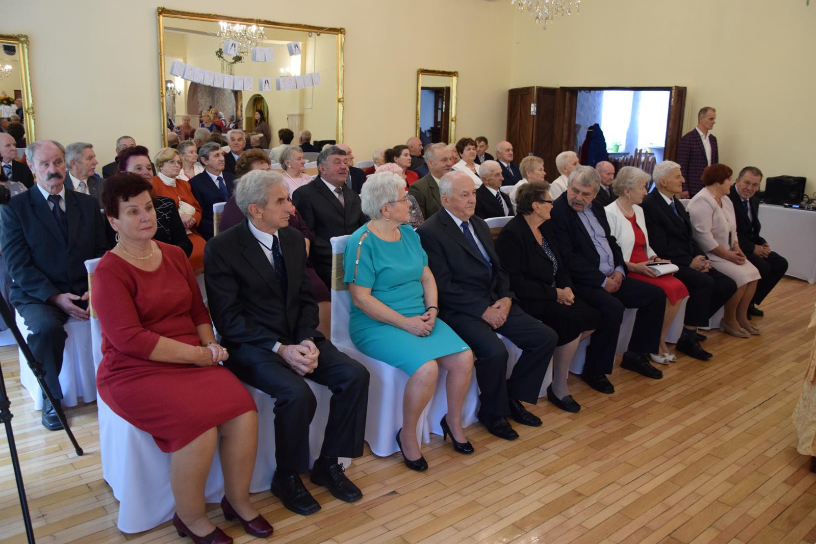Zdjęcie przedstawiające jubilatów podczas uroczystości na sali pol-trans catering