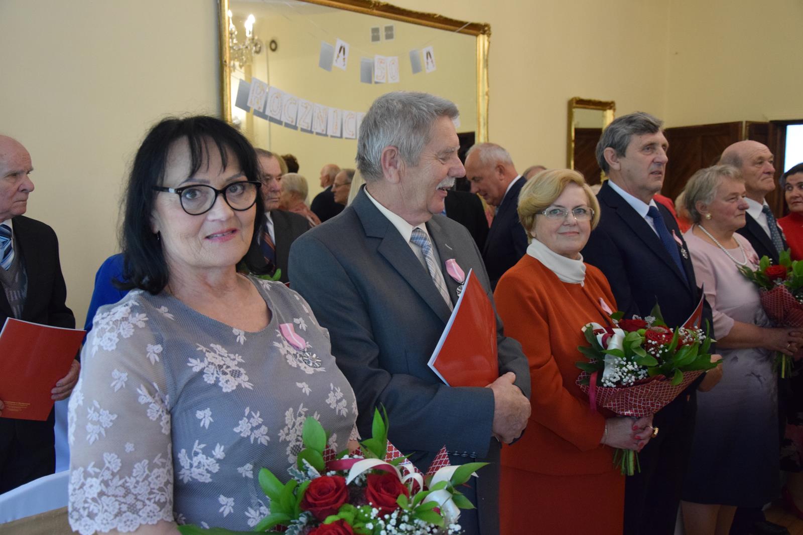 Zdjęcie przedstawiające jubilatów podczas uroczystości na sali pol-trans catering