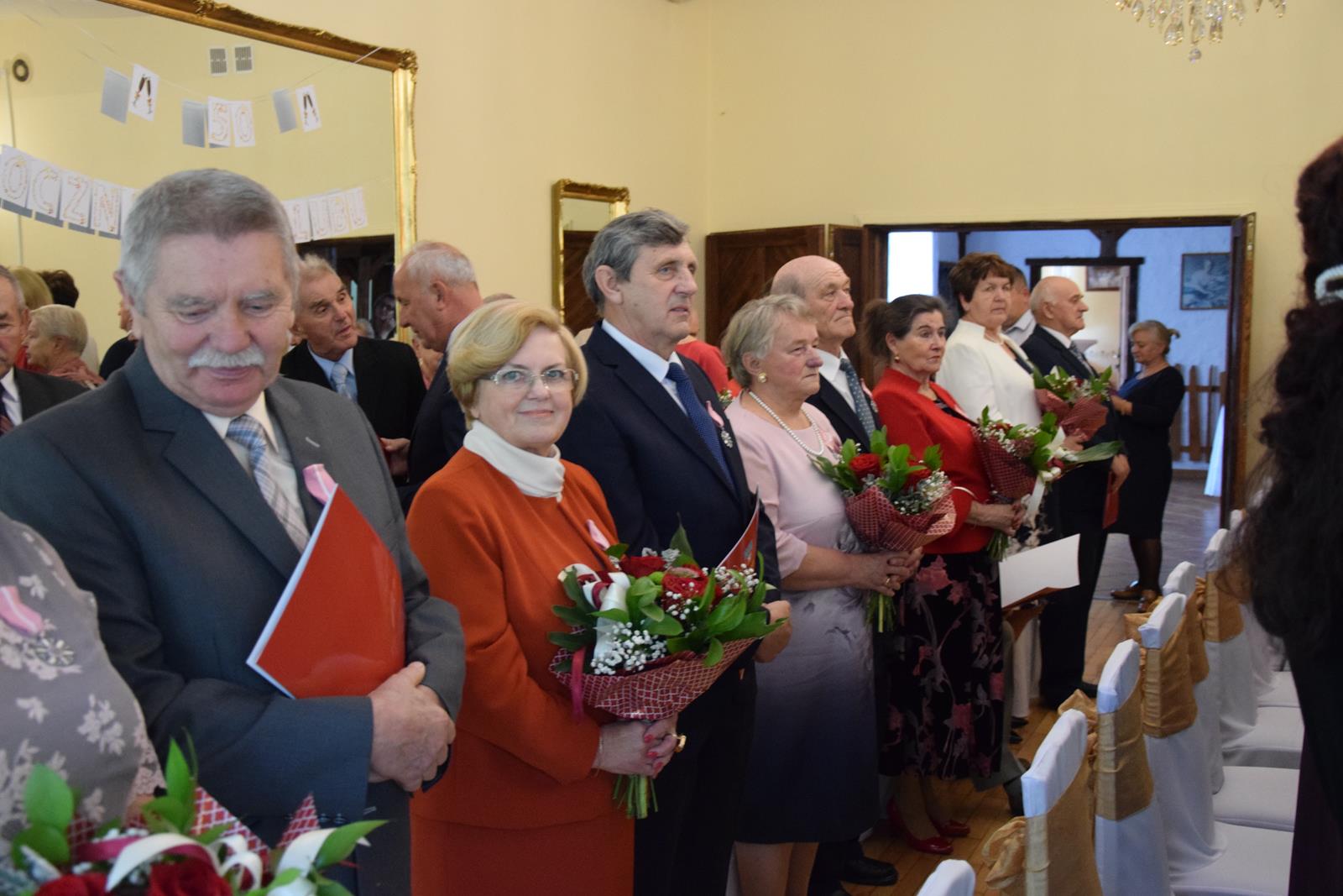 Zdjęcie przedstawiające jubilatów podczas uroczystości na sali pol-trans catering