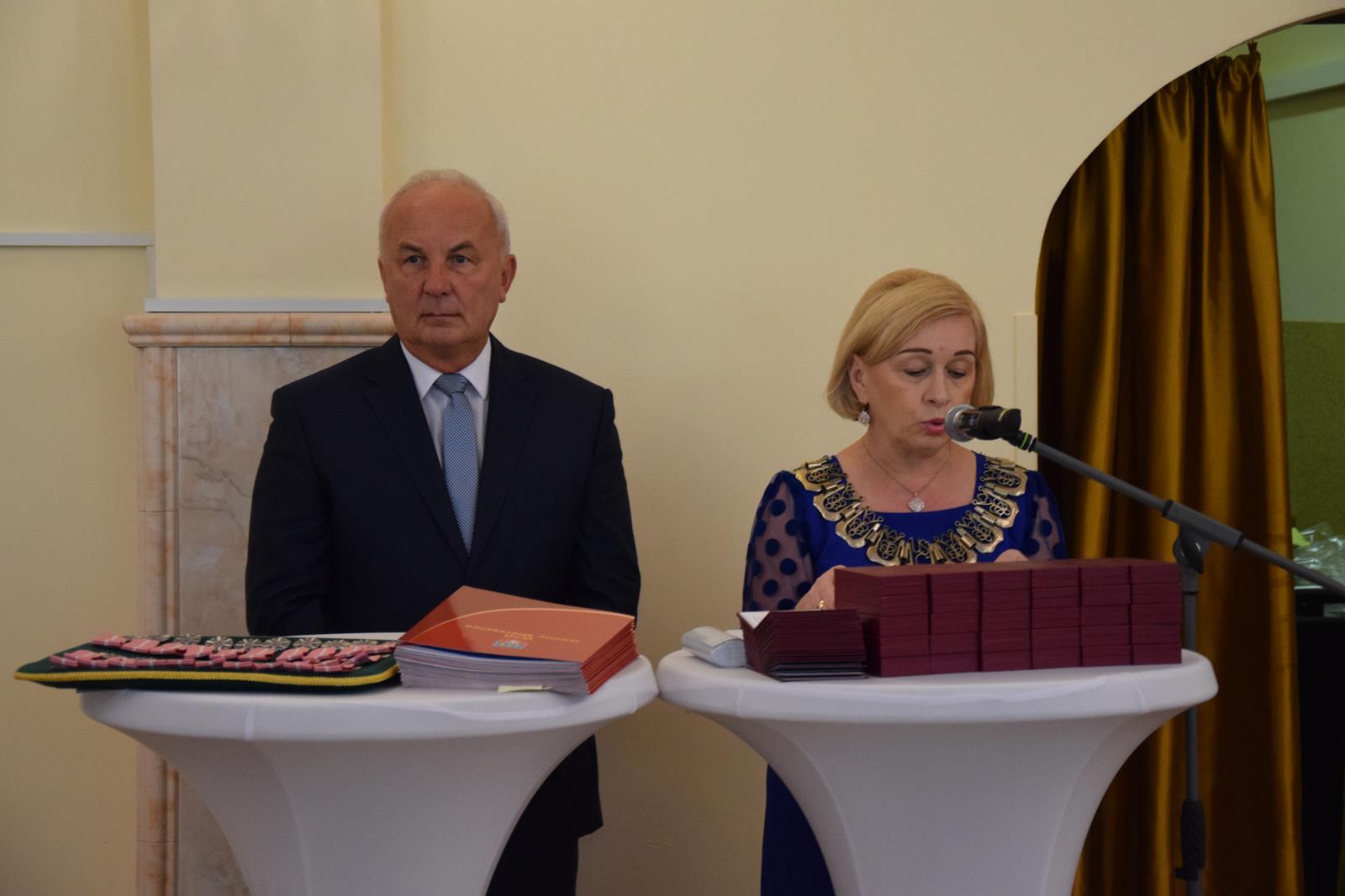 Zdjęcie przedstawiające wójta gminy Mierzęcice Grzegorza Podlejskiego oraz kierownika Urzędu Stanu Cywilnego Wiesławę Rajewską