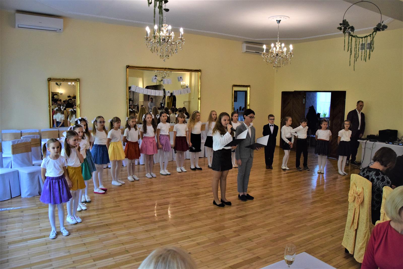 Zdjęcie przedstawiające uczniów Szkoły Podstawowej nr 1 im. Tadeusza Kościuszki w Mierzęcicach, którzy przygotowali występy artystyczne dla jubilatów