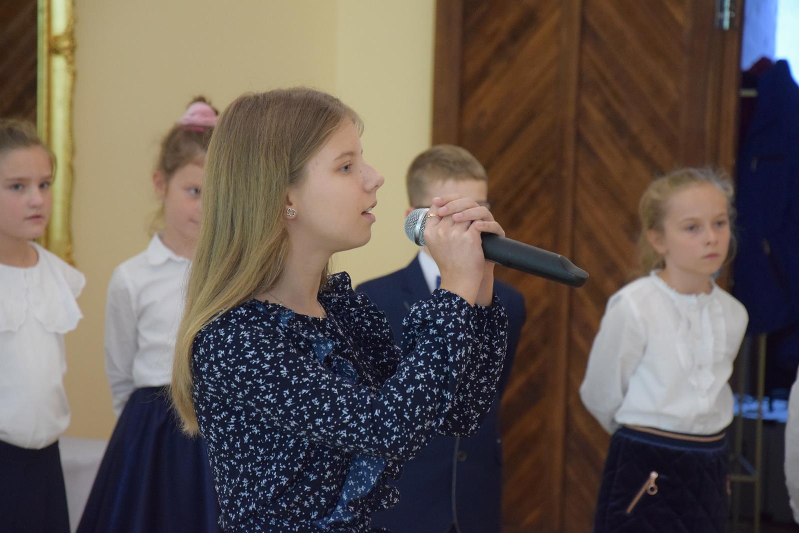 Zdjęcie przedstawiające uczniów Szkoły Podstawowej nr 1 im. Tadeusza Kościuszki w Mierzęcicach, którzy przygotowali występy artystyczne dla jubilatów