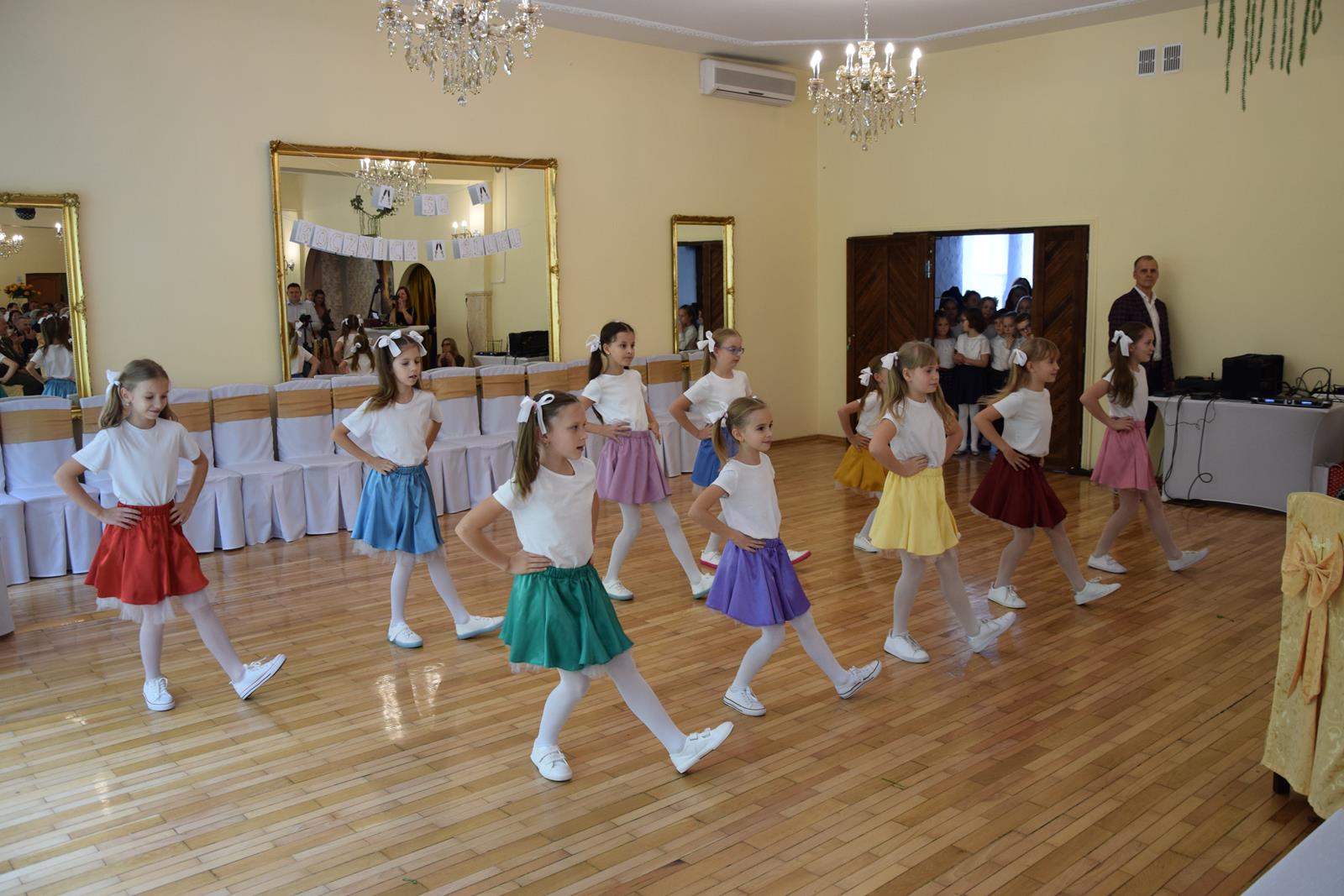 Zdjęcie przedstawiające uczniów Szkoły Podstawowej nr 1 im. Tadeusza Kościuszki w Mierzęcicach, którzy przygotowali występy artystyczne dla jubilatów