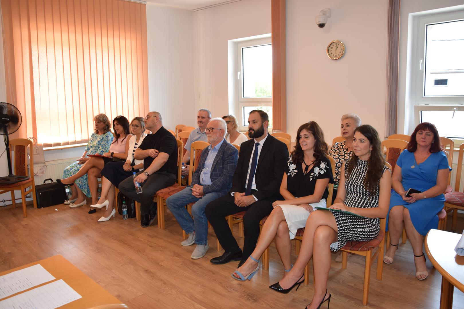 Zdjęcie przedstawiające przebieg sesji rady gminy Mierzęcice podczas której udzielono absolutorium Wójtowi Gminy Mierzęcice Grzegorzowi Podlejskiemu