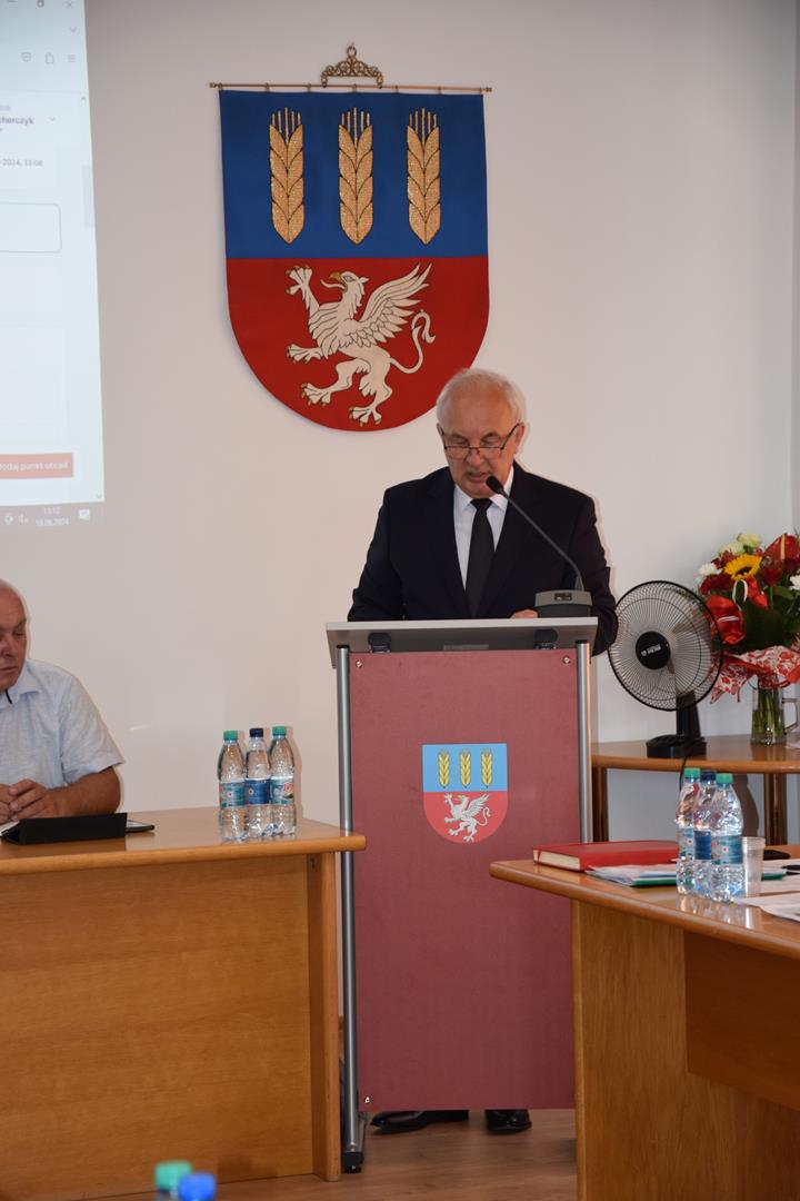 Zdjęcie przedstawiające przebieg sesji rady gminy Mierzęcice podczas której udzielono absolutorium Wójtowi Gminy Mierzęcice Grzegorzowi Podlejskiemu