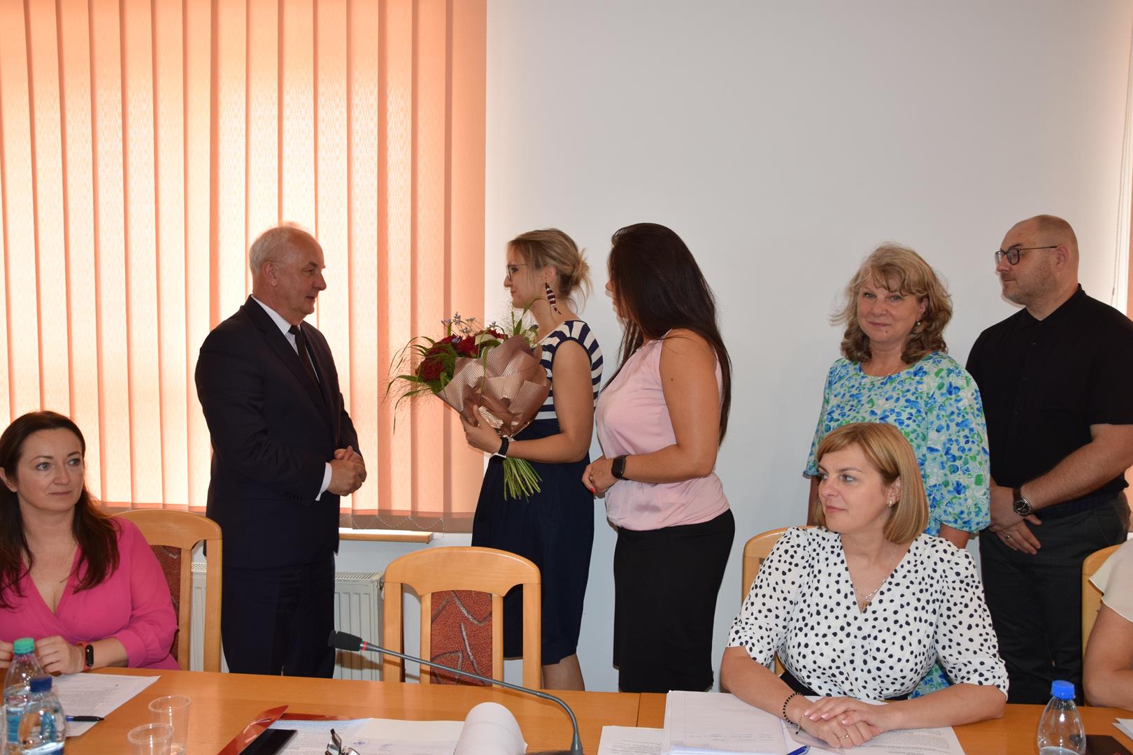 Zdjęcie przedstawiające przebieg sesji rady gminy Mierzęcice podczas której udzielono absolutorium Wójtowi Gminy Mierzęcice Grzegorzowi Podlejskiemu