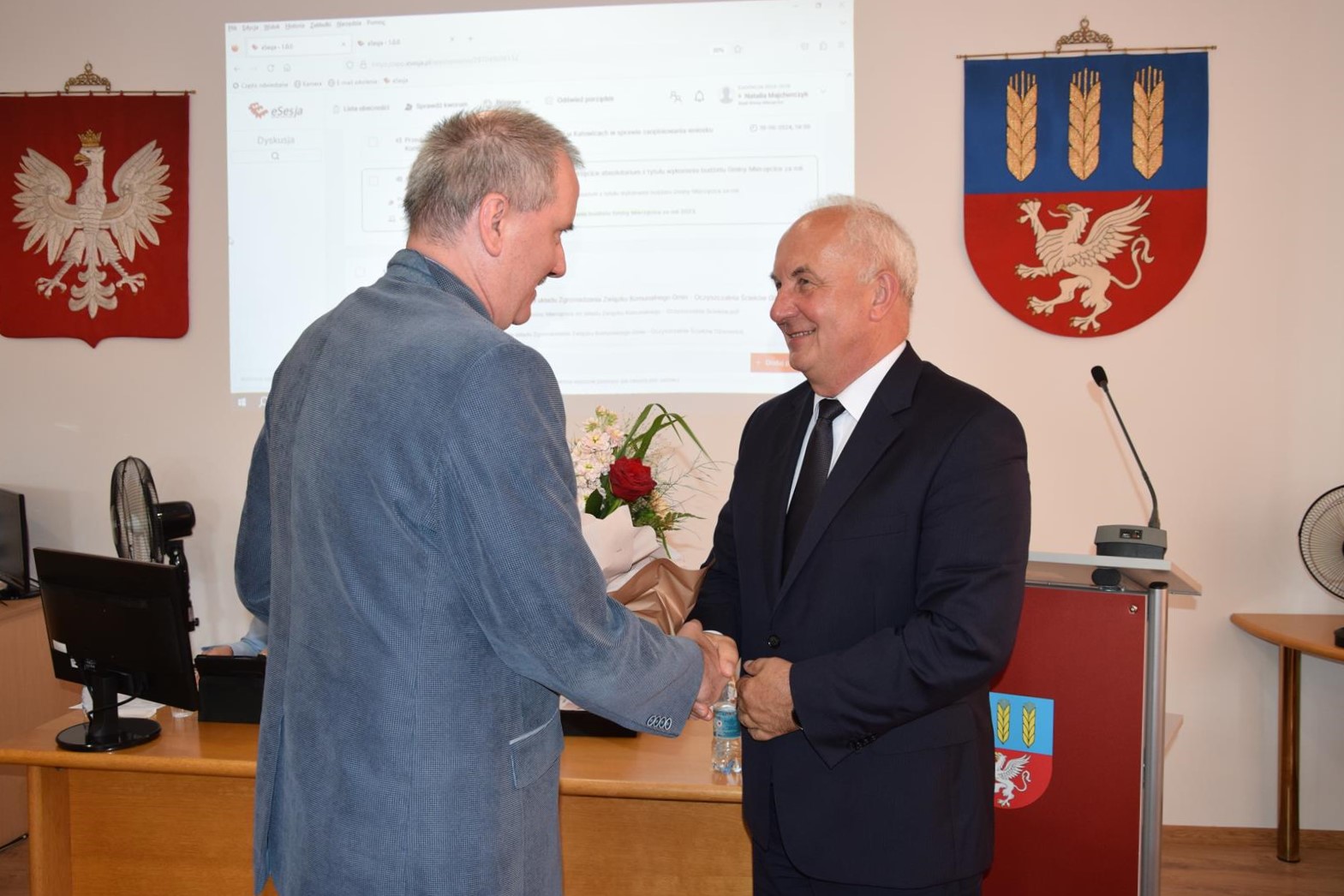 Zdjęcie przedstawiające przebieg sesji rady gminy Mierzęcice podczas której udzielono absolutorium Wójtowi Gminy Mierzęcice Grzegorzowi Podlejskiemu