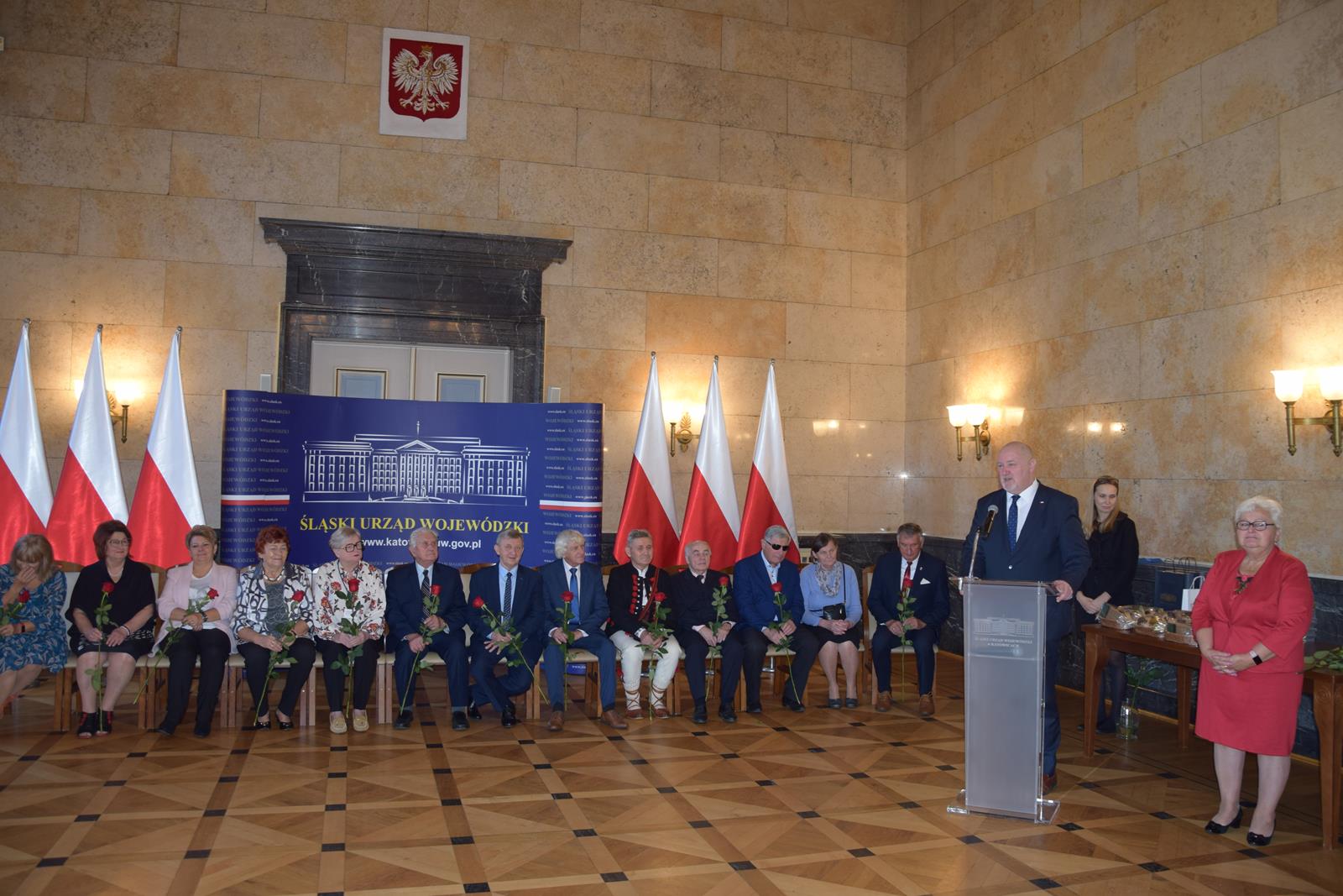 Zdjęcie - wyróżnionych osób do konkursu "Aktywny senior" podczas przmówienia wojewody Jana Chrząszcza
