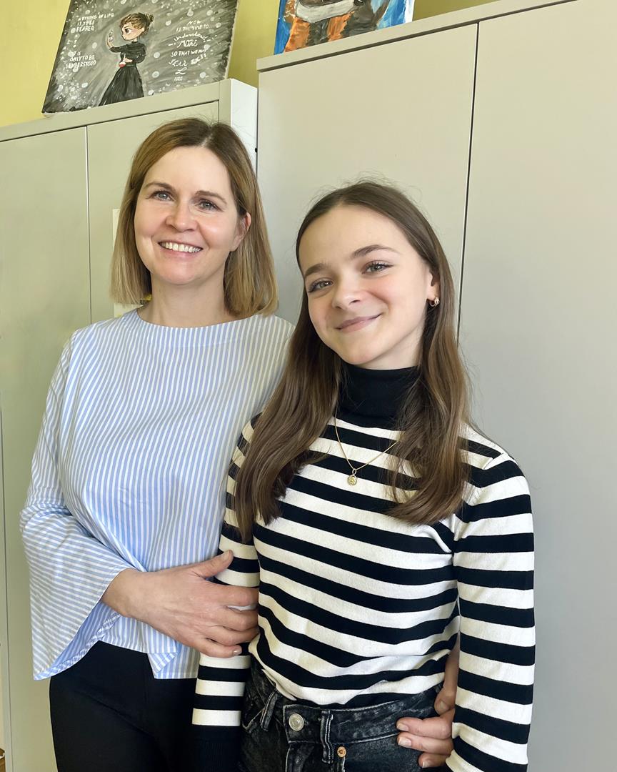 Zdjęcie przedstawia pozującą nauczycielkę Marzenę Wałęsa wraz z&nbsp;uczennicą