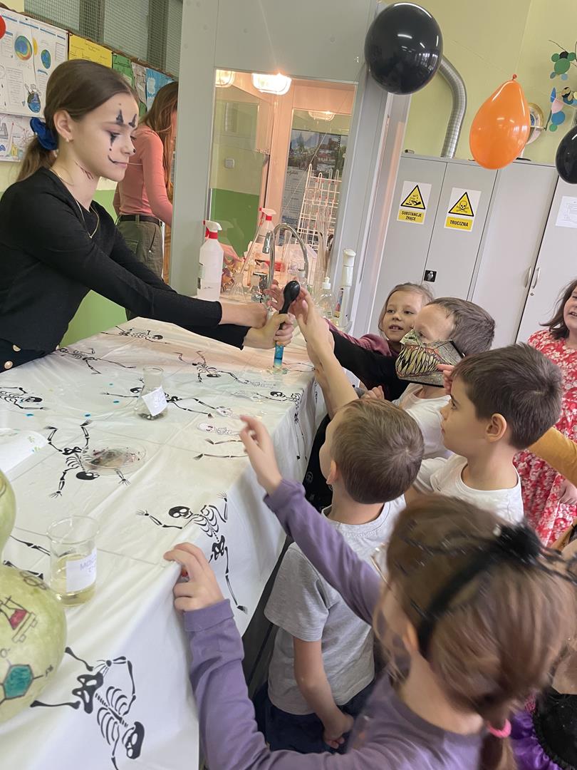 Zdjęcie przedstawia dzieci podczas zabawy naukowej