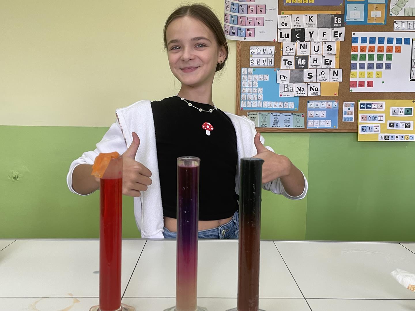 Zdjęcie przedstawia dziewczynkę przeprowadzającą eksperymenty