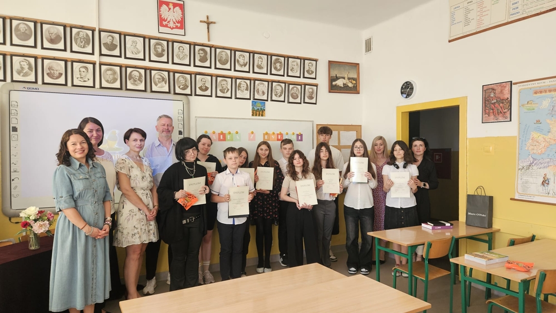 Zdjęcie przedstawia wspólne zdjęcie nauczycieli i laureatów konkursu ortograficznego