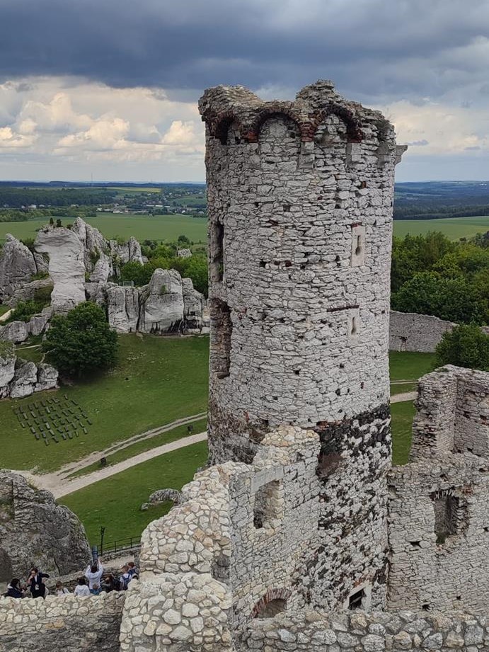 Zdjęcie przedstawia dzieci i młodzież z Szkoły Podstawowej nr 1 w Mierzęcicach podczas wycieczki