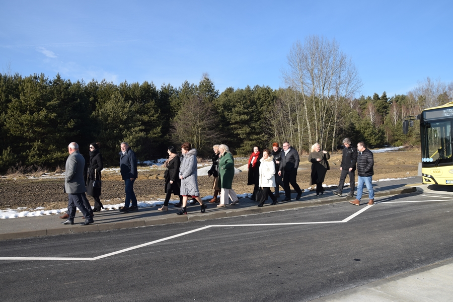 Zdjęcie przedstawia osoby spacerujące po terenie Centrum Przesiadkowego