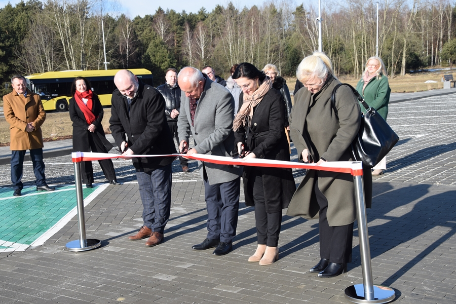 Zdjęcie przedstawia moment otwarcia Centrum Przesiadkowego - przecięcie wstęgi